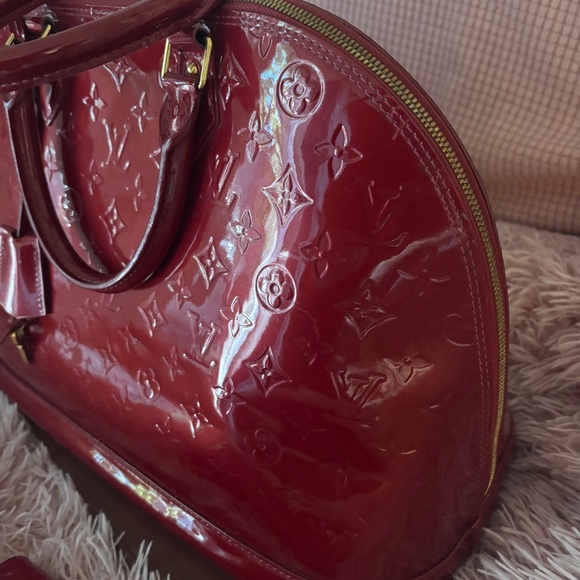 Authentic Louis Vuitton Alma GM Vernis leather in Pomme D’Amour Red color - Picture 9 of 9